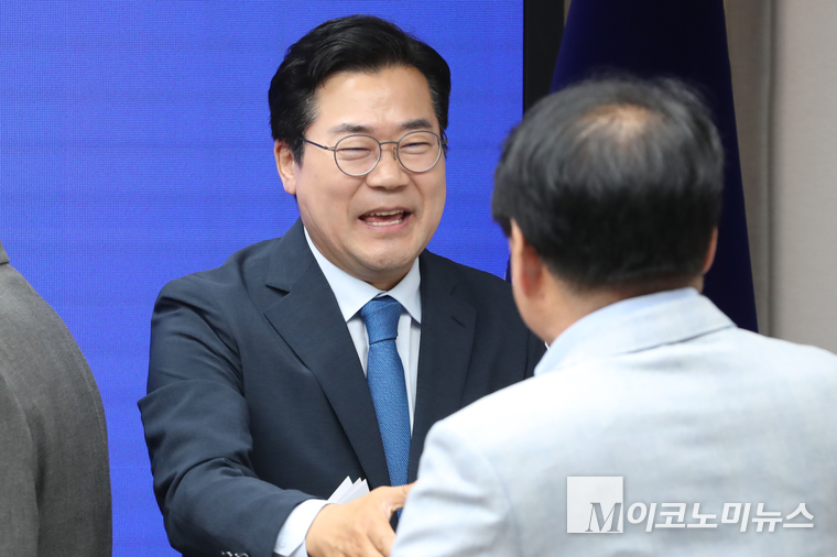 박찬대 민주당 상임총괄선거대책위원장이 3일 오전 여의도 중앙당사에서 열린 중앙선거대책위원회 회의를 마치고 인사하고 있다. 사진=최동환 기자
