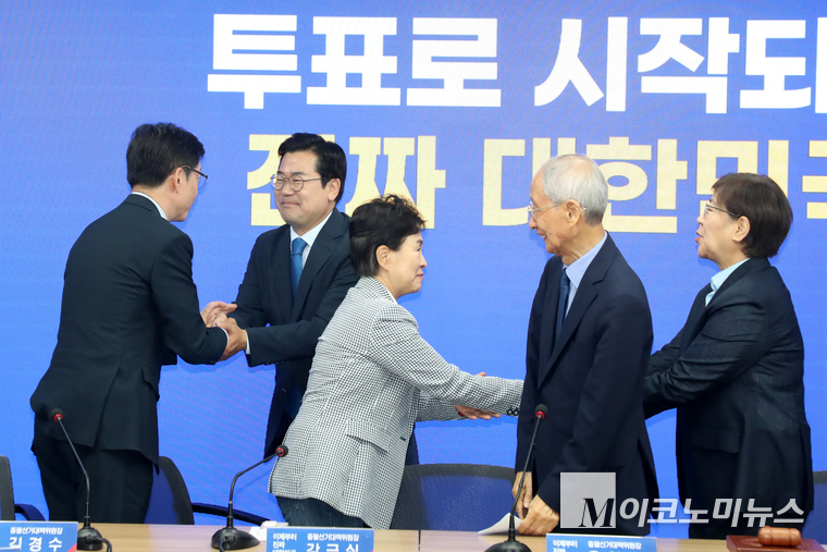 윤여준 민주당 상임총괄선거대책위원장과 박찬대 위원장 등 공동선대위장들이 3일 마지막 선대위 회의를 마치고 밝은 모습으로 인사하고 있다. 사진=최동환 기자