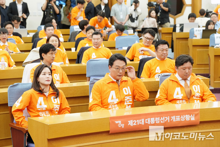 이주형 개혁신당 공동선거대책위원장(왼쪽)과 천하람 상임선거대책위원장(가운데)이 3일 국회 의원회관에 마련된 개표상황실에 나와 있다. 사진=최동환 기자