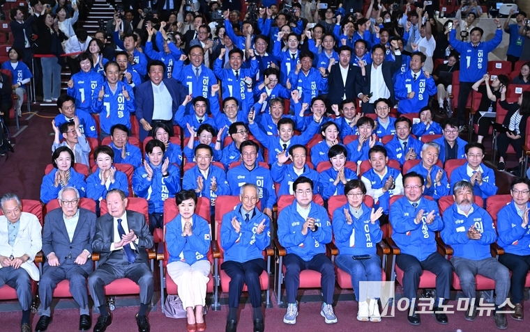 윤여준·박찬대 민주당 상임총괄선거대책위원장 등이 민주당 관계자들이 3일 국회 의원회관에 설치된 상황실에서 21대 대선 출구조사 결과에 박수 치거나 환호하고 있다. 사진=최동환 기자