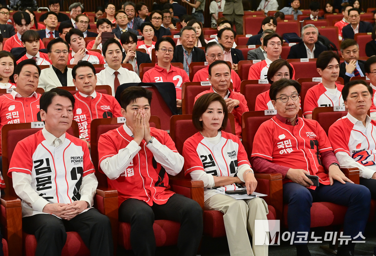 국민의힘 선대위 지도부가 3일 국회 도서관에 설치된 상황실에서 21대 대선 출구조사 결과에 침묵하고 있다. 사진=최동환 기자