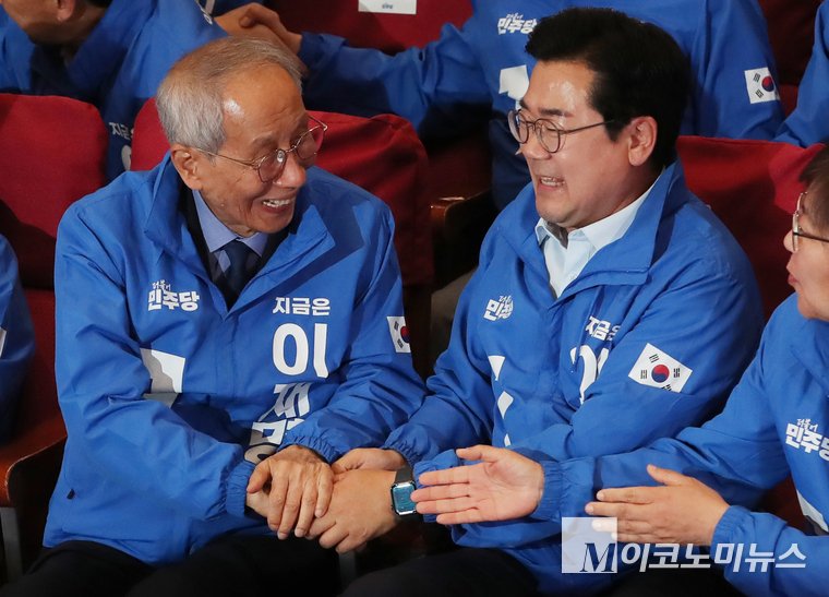 윤여준·박찬대 민주당 상임총괄선거대책위원장이 3일 국회 의원회관에 설치된 개표상황실에서 21대 대선 출구조사 결과 소식에 악수를 나누고 있다. 사진=최동환 기자
