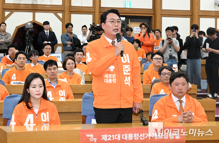 천하람 개혁신당 선대위위원장이 3일 국회의원회관 제1소회의실에 마련된 개표상황실에서 출구조사 결과가 발표되자 관련 발언하고 있다. 사진=최동환 기자