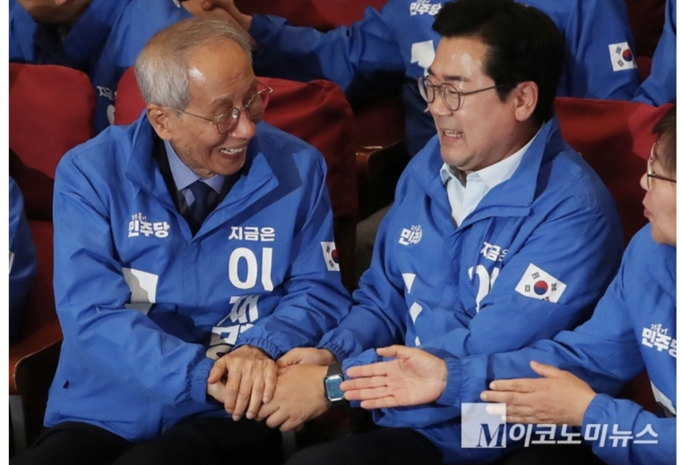 더불어민주당 윤여준(왼쪽)과 박찬대 상임총괄선대위원장이 3일 국회의원회관 개표상황실에서 제21대 대통령선거 지상파 출구조사 결과에서 이재명 후보가 51.7%로 앞서는 것으로 발표되자 기뻐하며 악수하고 있다. 사진=최동환 기자