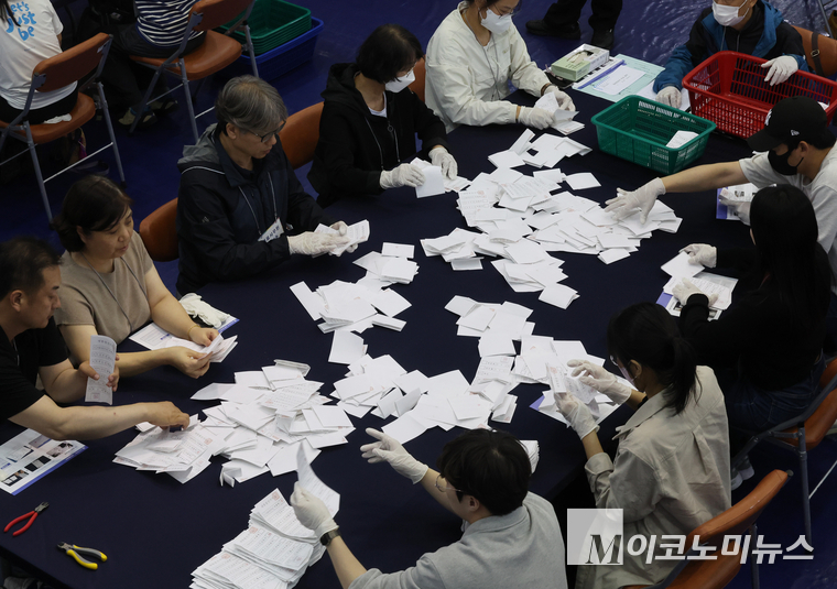 제21대 대통령선거일인 3일 서울 관악구 서울대학교 체육관에 마련된 개표소에서 개표 사무원들이 표를 분류하고 있다. 사진=최동환 시작