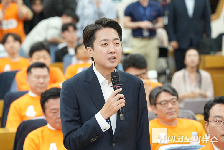 이준석 개혁신당 대선 후보가 3일 방송3사의 제21대 대선 출구조사 결과가 발표되자 국회의원회관 제1소회의실에 마련된 개표상황실에서 발언하고 있다. 사진=최동환 기자