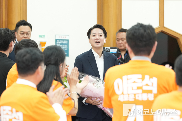이준석 개혁신당 대선 후보가 3일 출구조사 결과가 발표되자 국회의원회관 제1소회의실에 마련된 개표상황실에 나와 당직자에게 꽃다발을 받고 있다. 사진=최동환 기자