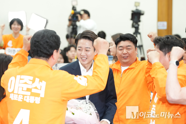 이준석 개혁신당 대선 후보가 3일 출구조사 결과가 발표되자 국회의원회관 제1소회의실에 마련된 개표상황실에 나와 당직자에게 꽃다발을 받고 있다. 사진=최동환 기자