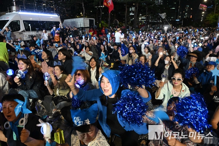 제21대 대통령선거가 실시된 3일 서울 여의도 국회의사당 앞에 마련된 더불어민주당 개표행사에서 지지자들이 환호하고 있다. 사진=최동환 기자