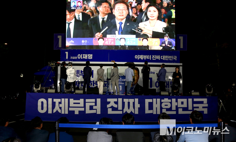 4일 새벽 여의도 국회 앞 이재명 당선 유력인을 기다리는 국민들. 사진=최동환 기자