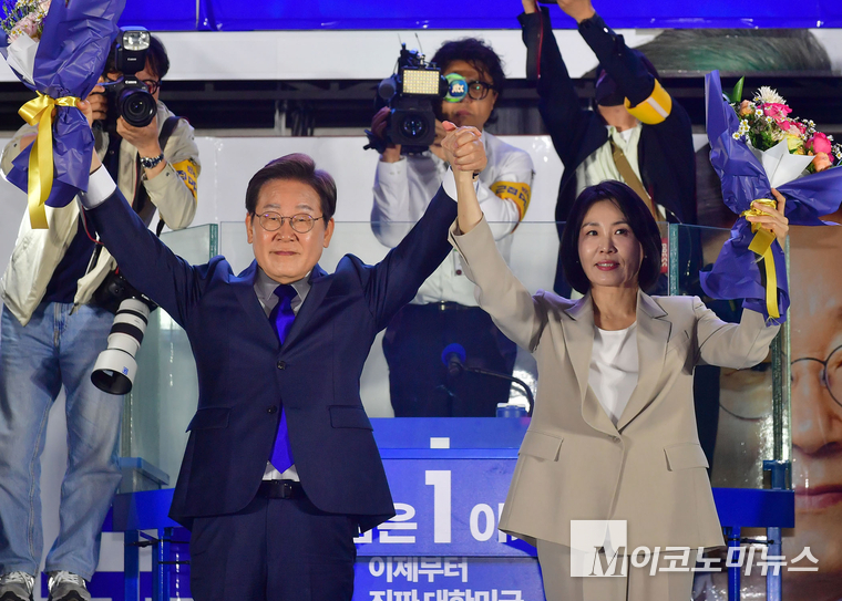 4일 오전 여의도 국회 앞에서 이재명 대통령 당선 유력인과 김혜경 여사가 지지자들에게 감사 인사하고 있다. 사진=최동환 기자