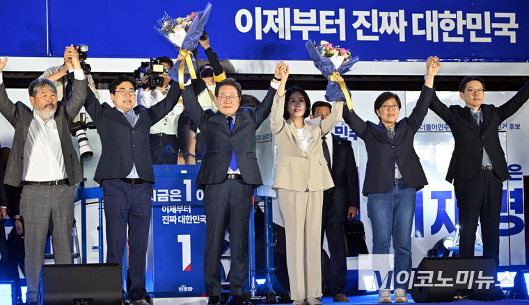 이재명 더불어민주당 대선 후보와 부인 김혜경 여사가 4일 여의도 국회 인근에서 열린 국민개표방송 행사에 참석해 시민들을 향해 인사하고 있다. 사진=최동환 기자