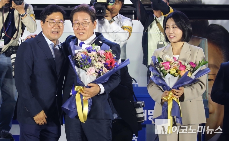 이재명 더불어민주당 대선 후보와 부인 김혜경 여사가 4일 여의도 국회 인근에서 열린 국민개표방송 행사에 참석해 시민들을 향해 인사하고 있다. 사진=최동환 기자