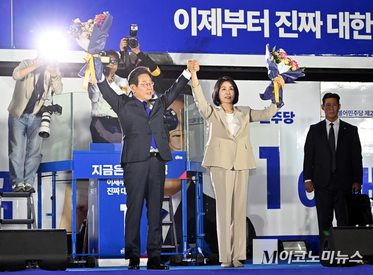 이재명 더불어민주당 대선 후보와 부인 김혜경 여사가 4일 여의도 국회 인근에서 열린 국민개표방송 행사에 참석해 시민들을 향해 인사하고 있다. 사진=최동환 기자