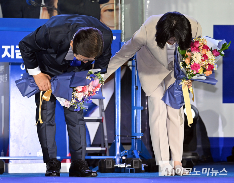 이재명 더불어민주당 대선 후보와 부인 김혜경 여사가 4일 여의도 국회 인근에서 열린 국민개표방송 행사에 참석해 시민들을 향해 인사하고 있다. 사진=최동환 기자