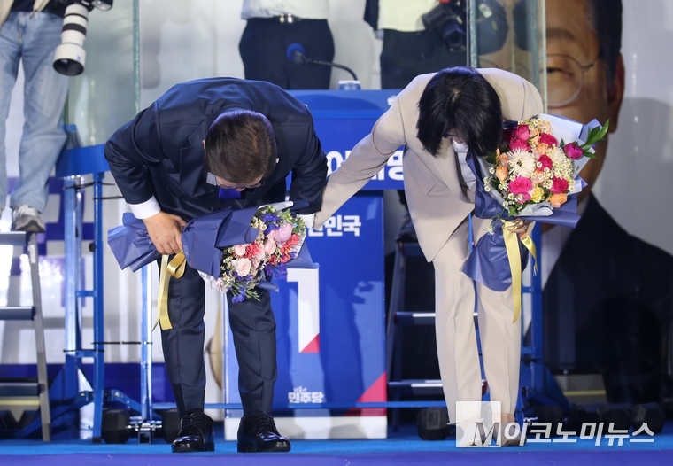 이재명 더불어민주당 대선 후보와 부인 김혜경 여사가 4일 여의도 국회 인근에서 열린 국민개표방송 행사에 참석해 시민들을 향해 인사하고 있다. 사진=최동환 기자