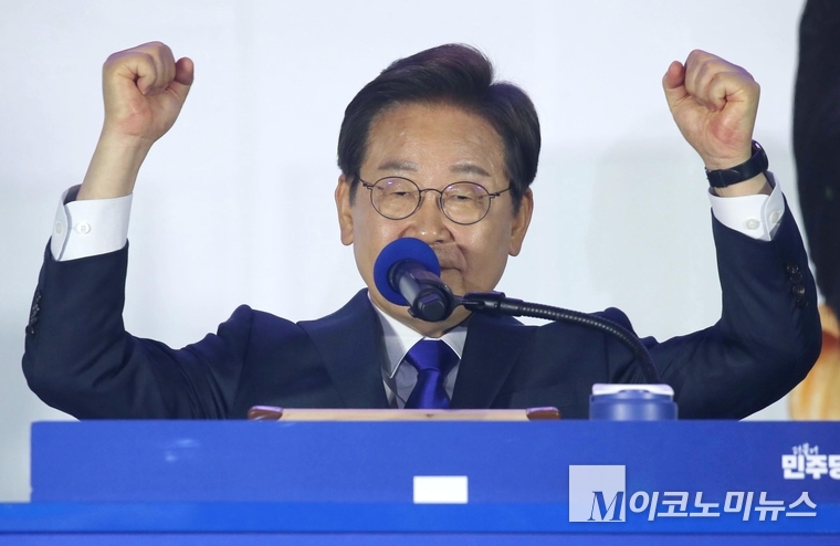 4일 새벽 여의도 국회 앞에서 이재명 대통령이 수락 연설하고 있다. 사진=최동환 기자