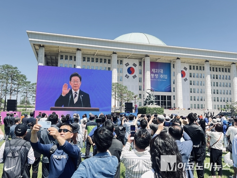 4일 이재명 대통령이 국회 로텐더홀에서 취임 선서를 하자 국민들이 환호하고 있다. 사진=심승수 기자