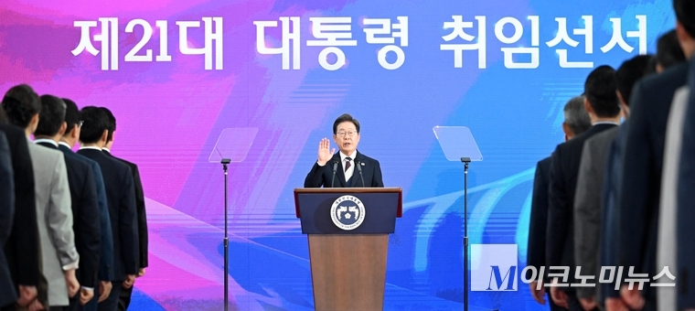 이재명 대통령이 4일 서울 여의도 국회의사당 로탠더홀에서 열린 제21대 대통령 취임식에서 선서하고 있다. 사진=최동환 기자