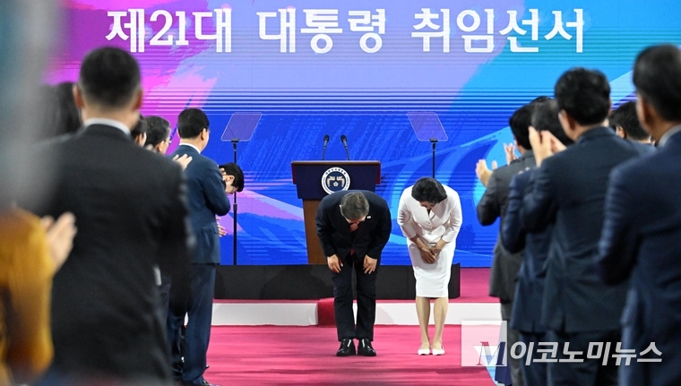 이재명 대통령과 영부인 김혜경 여사가 4일 서울 여의도 국회의사당 로탠더홀에서 열린 제21대 대통령 취임식에서 내빈을 향해 인사하고 있다. 사진=최동환 기자