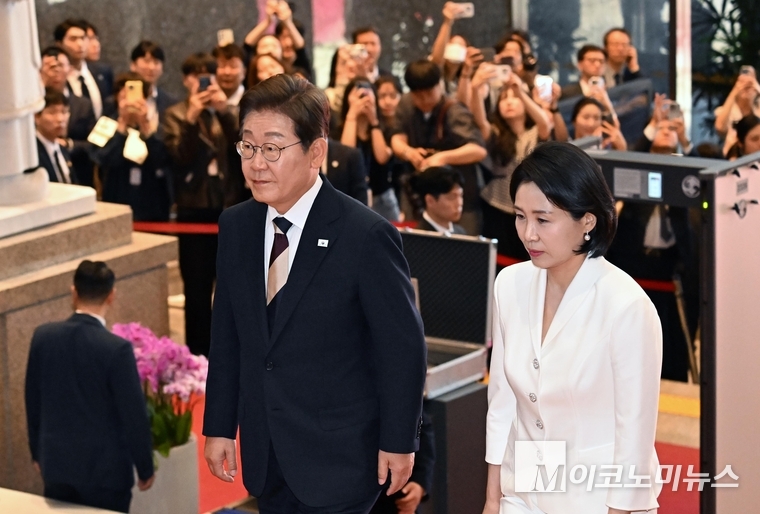 이재명 대통령과 영부인 김혜경 여사가 4일 서울 여의도 국회의사당 로탠더홀에서 열린 제21대 대통령 취임식에서 참석하고 있다. 사진=최동환 기자
