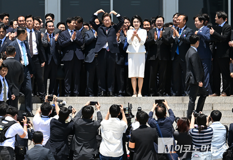 이재명 대통령과 영부인 김혜경 여사가 4일 서울 여의도 국회의사당 로탠더홀에서 열린 제21대 대통령 취임식을 마치고 국회 잔디광장에 나온 시민들에게 인사하고 있다. 사진=최동환 기자