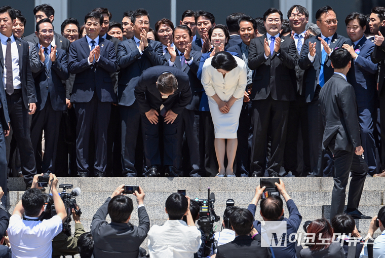 이재명 대통령과 영부인 김혜경 여사가 4일 서울 여의도 국회의사당 로탠더홀에서 열린 제21대 대통령 취임식을 마치고 국회 잔디광장에 나온 시민들에게 인사하고 있다. 사진=최동환 기자