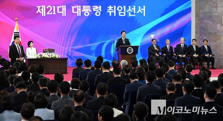 이재명 대통령과 영부인 김혜경 여사가 4일 서울 여의도 국회의사당 로탠더홀에서 열린 제21대 대통령 취임식에서 취임사 하고 있다. 사진=최동환 기자