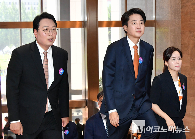이준석 개혁신당 전 대선후보(가운데)가 천하람, 이주영 의원과 함께 4일 국회에서 열린 이재명 대통령 취임식에 참석하고 있다. 사진=최동환 기자