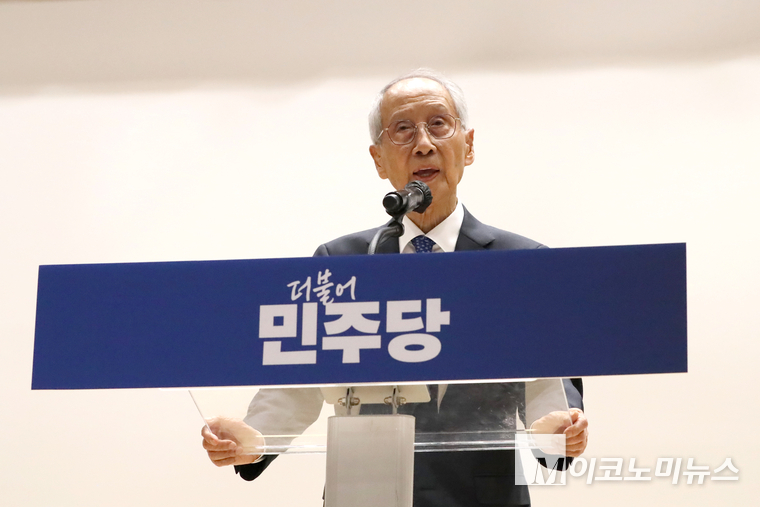 윤여준 상임총괄선거대책위원장이 4일 국회의원회관에서 열린 선대위 해단식에서 인사말하고 있다. 사진=최동환 기자