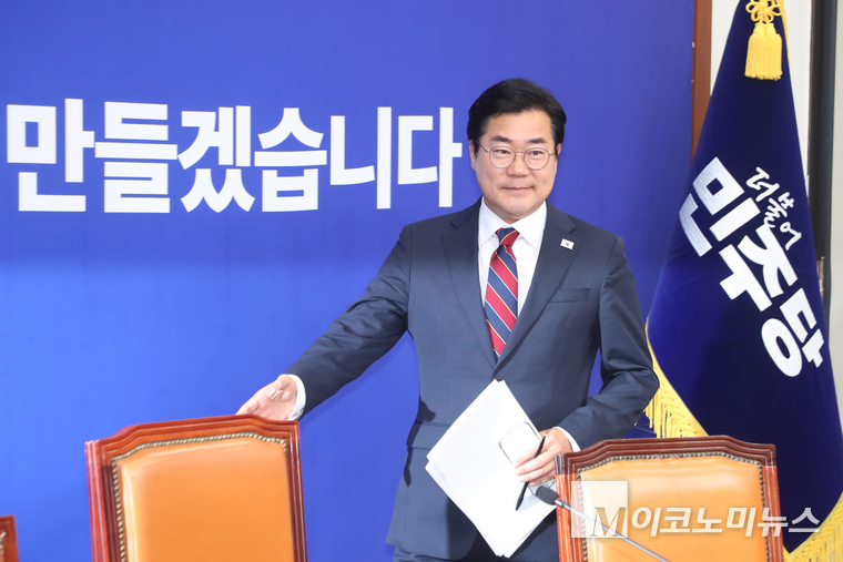 박찬대 더불어민주당 대표 직무대행 겸 원내대표가 5일 국회 본청에서 열린 최고위원회의에 참석하고 있다. 사진=최동환 기자