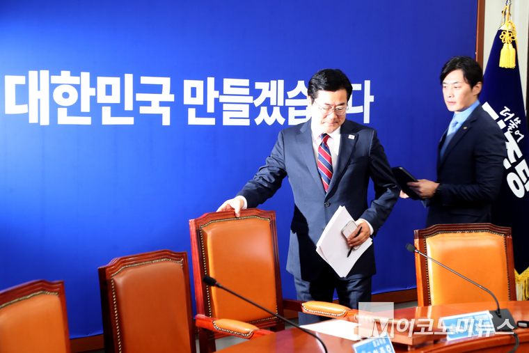 박찬대 더불어민주당 대표 직무대행 겸 원내대표가 5일 국회 본청에서 열린 최고위원회의에 참석하고 있다. 사진=최동환 기자