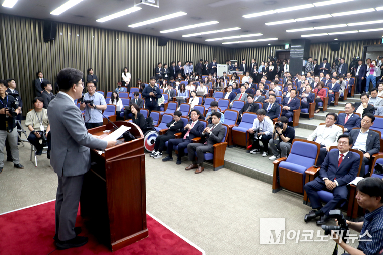 권성동 국민의힘 원내대표가 5일 국회 본청에서 열린 의원총회에서 대선 패배의 책임을 지고 자진 사퇴한다고 밝혔다. 사진=최동환 기자