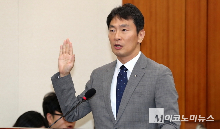이복현 금융감독원장이 지난해 10월 17일 국회 정무위원회 금감원 국정감사에 출석해 증인 선서하고 있다. 사진=최동환 기자