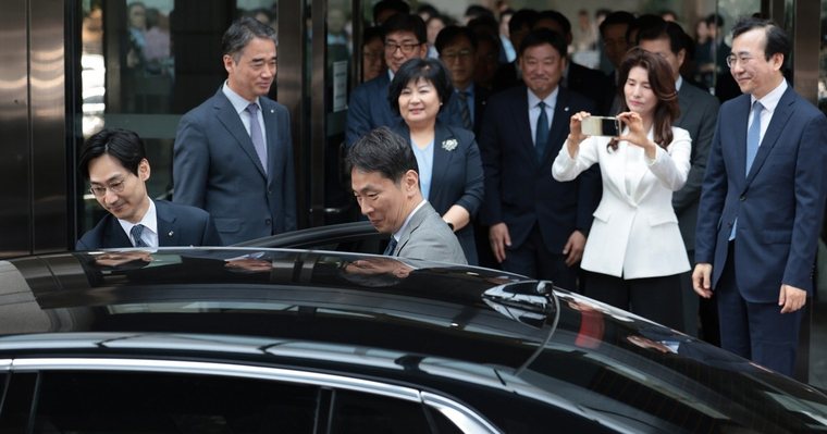 금융감독원장이 5일 서울 영등포구 금감원에서 이임식을 마친 뒤 차량에 탑승하고 있다. 사진=연합뉴스