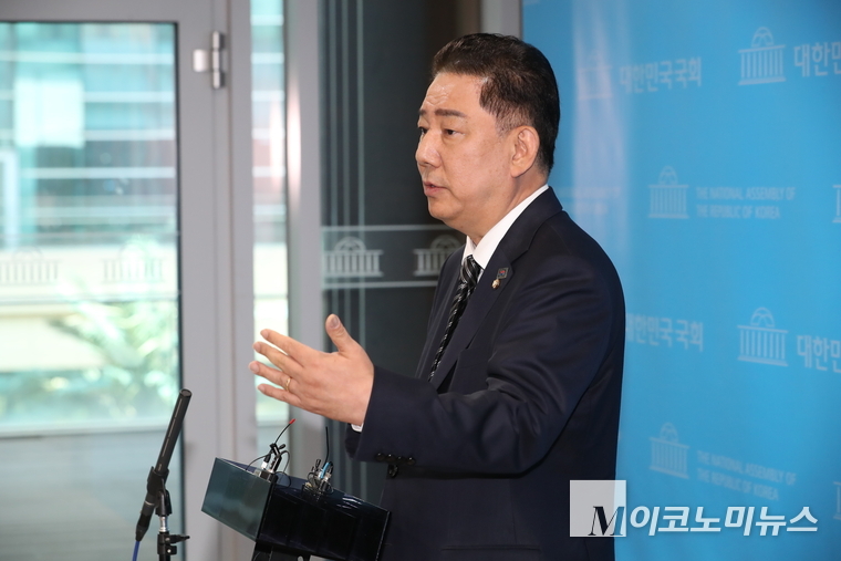 김병기 더불어민주당 의원이 5일 국회 소통관 기자회견장에서 제22대 국회 제2기 더불어민주당 원내대표 출마를 공식 선언했다. 사진=최동환 기자