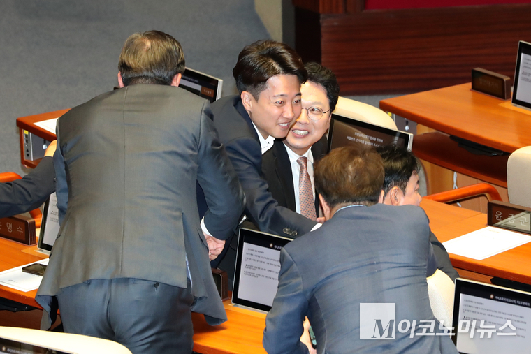 이준석 개혁신당 의원이 5일 열린 국회 본회의에 참석해 의원들과 인사를 나누고 있다. 사진=최동환 기자