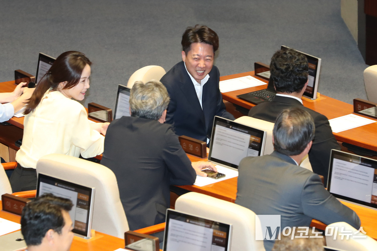 이준석 개혁신당 의원이 5일 열린 국회 본회의에 참석해 의원들과 인사를 나누고 있다. 사진=최동환 기자
