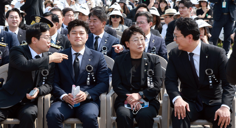 더불어민주당 박찬대 당 대표 권한대행 겸 원내대표(왼쪽부터), 국민의힘 김용태 비상대책위원장, 조국혁신당 김선민 당 대표 권한대행, 개혁신당 천하람 원내대표 겸 당 대표 권한대행이 6일 서울 동작구 국립서울현충원에서 열린 70회 현충일 추념식에 참석해 행사 시작 전 대화하고 있다. 사진=연합뉴스/대통령실통신사진기자단