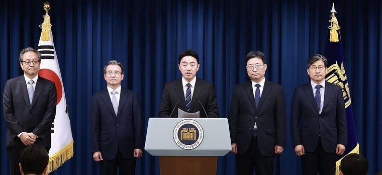 강훈식 대통령 비서실장(가운데)이 6일 서울 용산 대통령실 청사에서 대통령실 수석비서관 인선을 발표하고 있다. 이 자리에서 강 비서실장은 AI 전담 조직인 ‘AI수석실’ 신설을 발표했다. 사진=연합뉴스