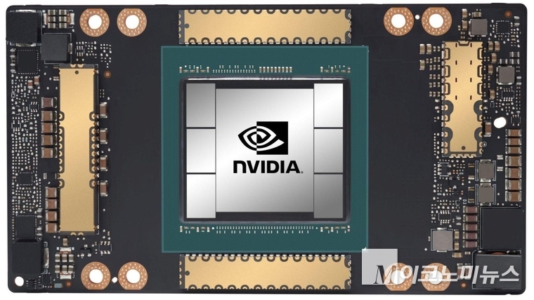 신형 SXM4 모듈에 탑재된 NVIDIA A100 GPU. 사진=엔비디아 홈페이지 