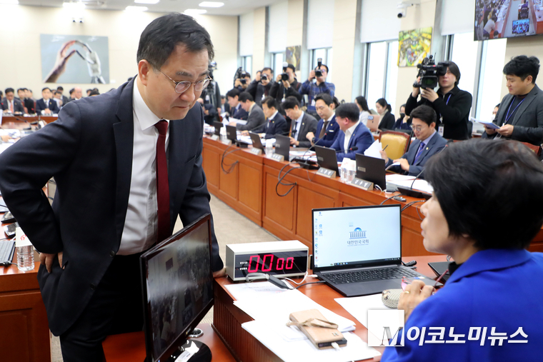 과방위 국민의힘 간사를 맡고 있는 최형두 의원이 지난 3월 5일 과학기술정보방송통신위원회 개의 전 최민희 위원장과 이야기 나누고 있다. 사진=최동환 기자