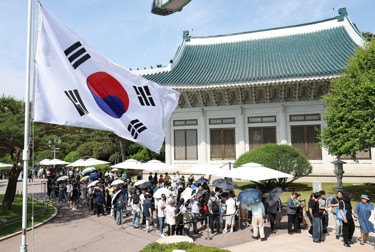 현충일인 6일 시민들의 관람이 진행되고 있는 서울 종로구 청와대에 조기가 게양돼 있다. 사진=연합뉴스