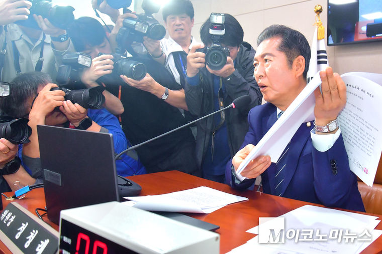 정청래 국회 법제사법위원회위원장이 지난 5월 14일 열린 법사위 전체회의에서 대법관들의 불출석 사유서를 공개하고 있다. 사진=최동환 기자
