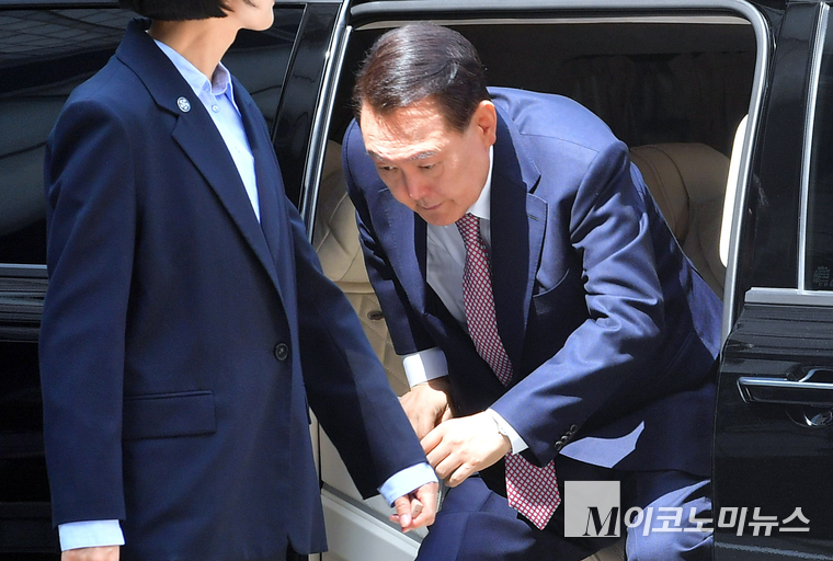 윤석열 전 대통령이 내란 우두머리 및 직권남용·권리행사방해 혐의로 9일 검찰 출석을 위해 중앙지검 앞에서 하차하고 있다. 사진=최동환 기자