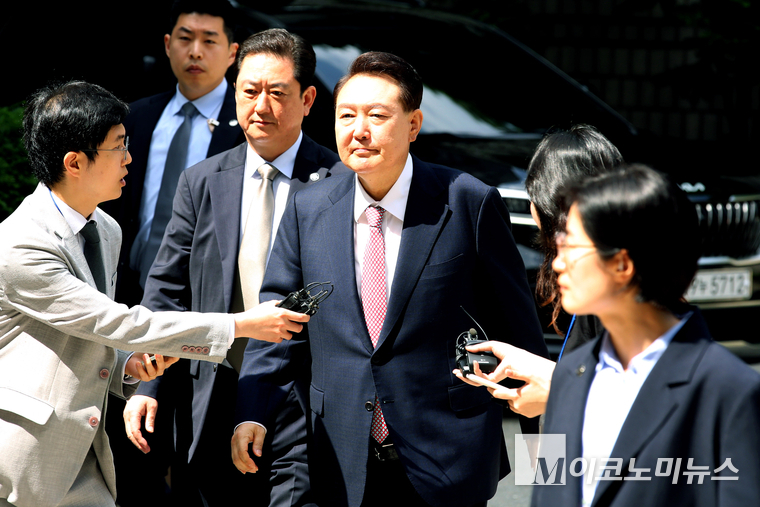 윤석열 전 대통령이 내란 우두머리 및 직권남용·권리행사방해 혐의로 9일 검찰에 출석하면서도 취재진의 질문에는 침묵으로 일관하고 있다. 사진=최동환 기자