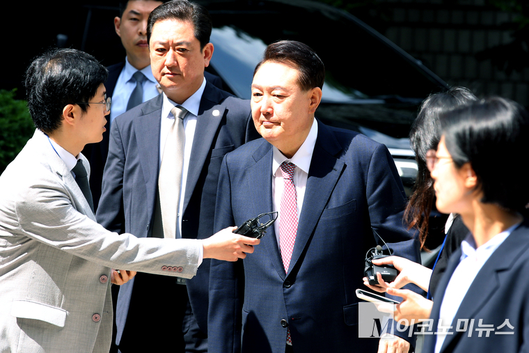 윤석열 전 대통령이 내란 우두머리 및 직권남용·권리행사방해 혐의로 9일 검찰에 출석하면서도 취재진의 질문에는 침묵으로 일관하고 있다. 사진=최동환 기자