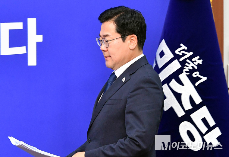 박찬대 더불어민주당 대표 직무대행 겸 원내대표가 9일 오전 국회에서 열린 최고위원회의에 참석하고 있다. 사진=최동환 기자