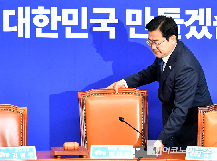 박찬대 더불어민주당 대표 직무대행 겸 원내대표가 9일 오전 국회에서 열린 최고위원회의에 참석하고 있다. 사진=최동환 기자