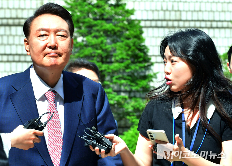 윤석열 전 대통령이 내란 우두머리 및 직권남용·권리행사방해 혐의로 9일 검찰에 출석하면서도 취재진의 질문에는 침묵으로 일관하고 있다. 사진=최동환 기자